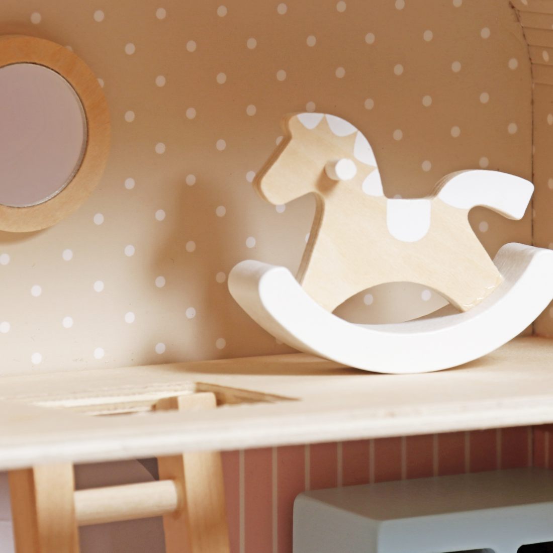 Casita de muñecas de madera portátil en valija - Imagen 5
