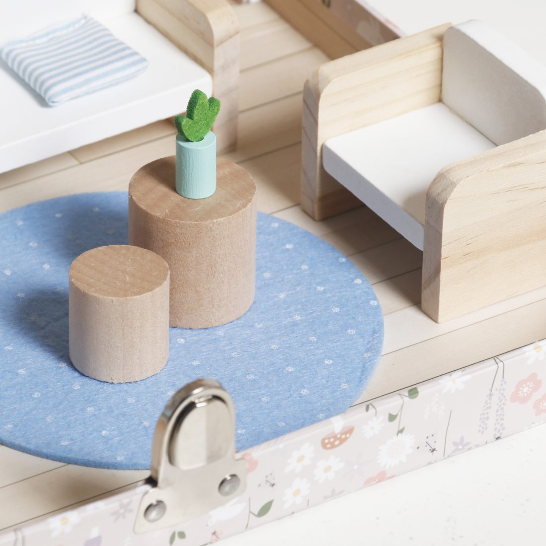 Casita de muñecas de madera portátil en valija - Imagen 4