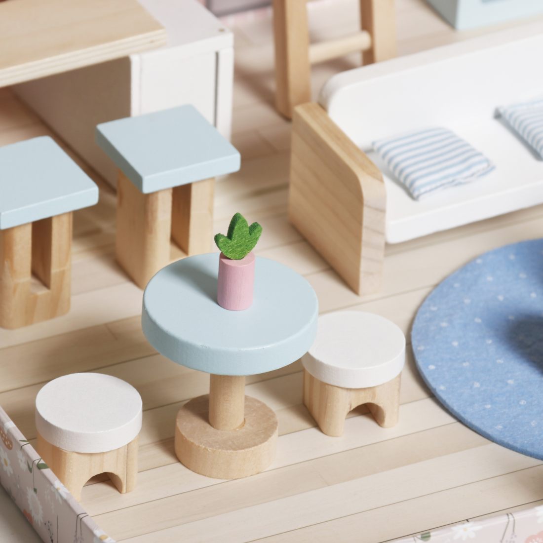 Casita de muñecas de madera portátil en valija - Imagen 3