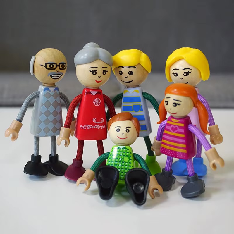Familia de Muñecos de Madera Articulados